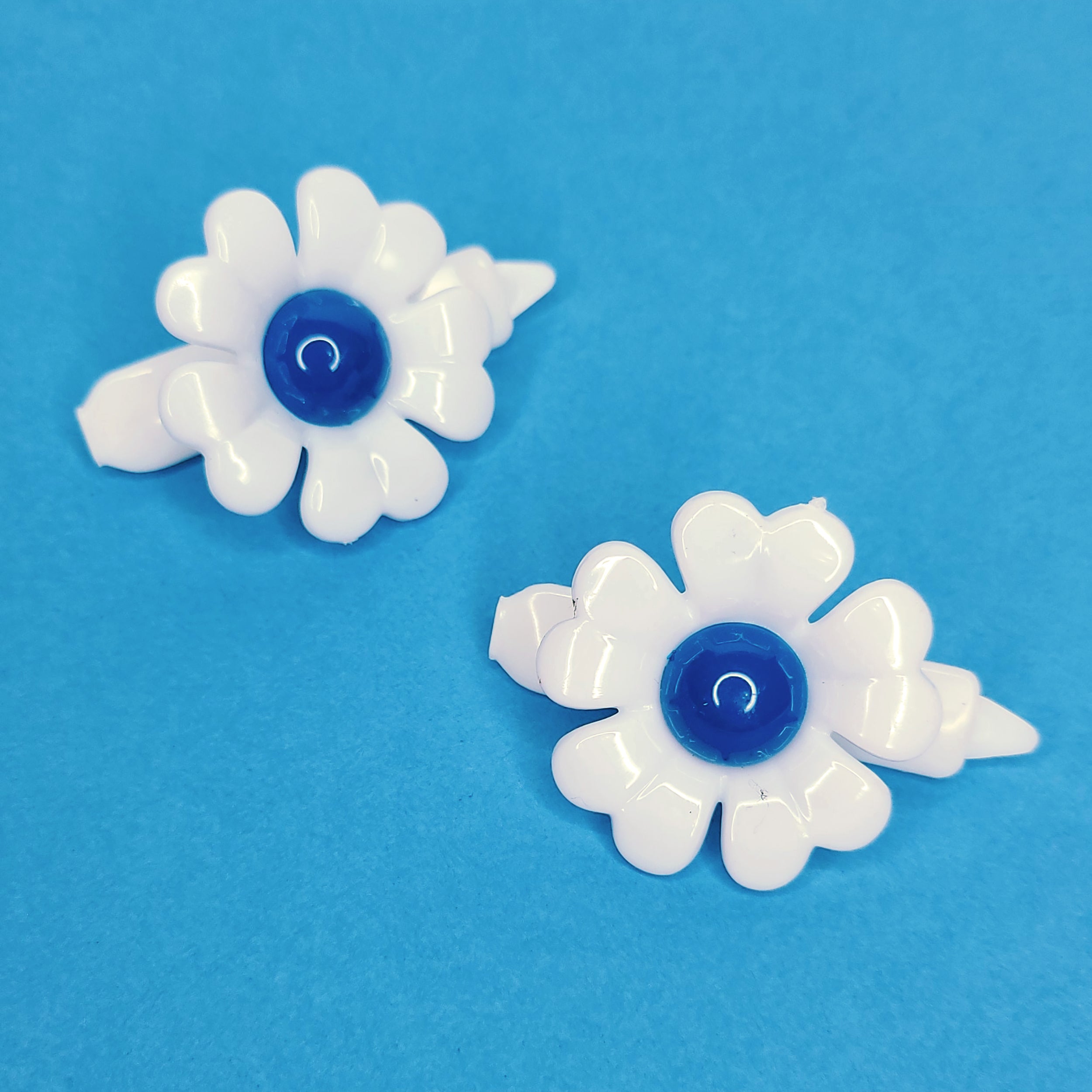 VINTAGE FLOWER BARRETTES - WHITE/BLUE